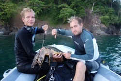 Richie and Snippy showing the dead hawksbill turtle. Picture by Snippy's Snaps Diving. duiken, scuba, dive, turtle